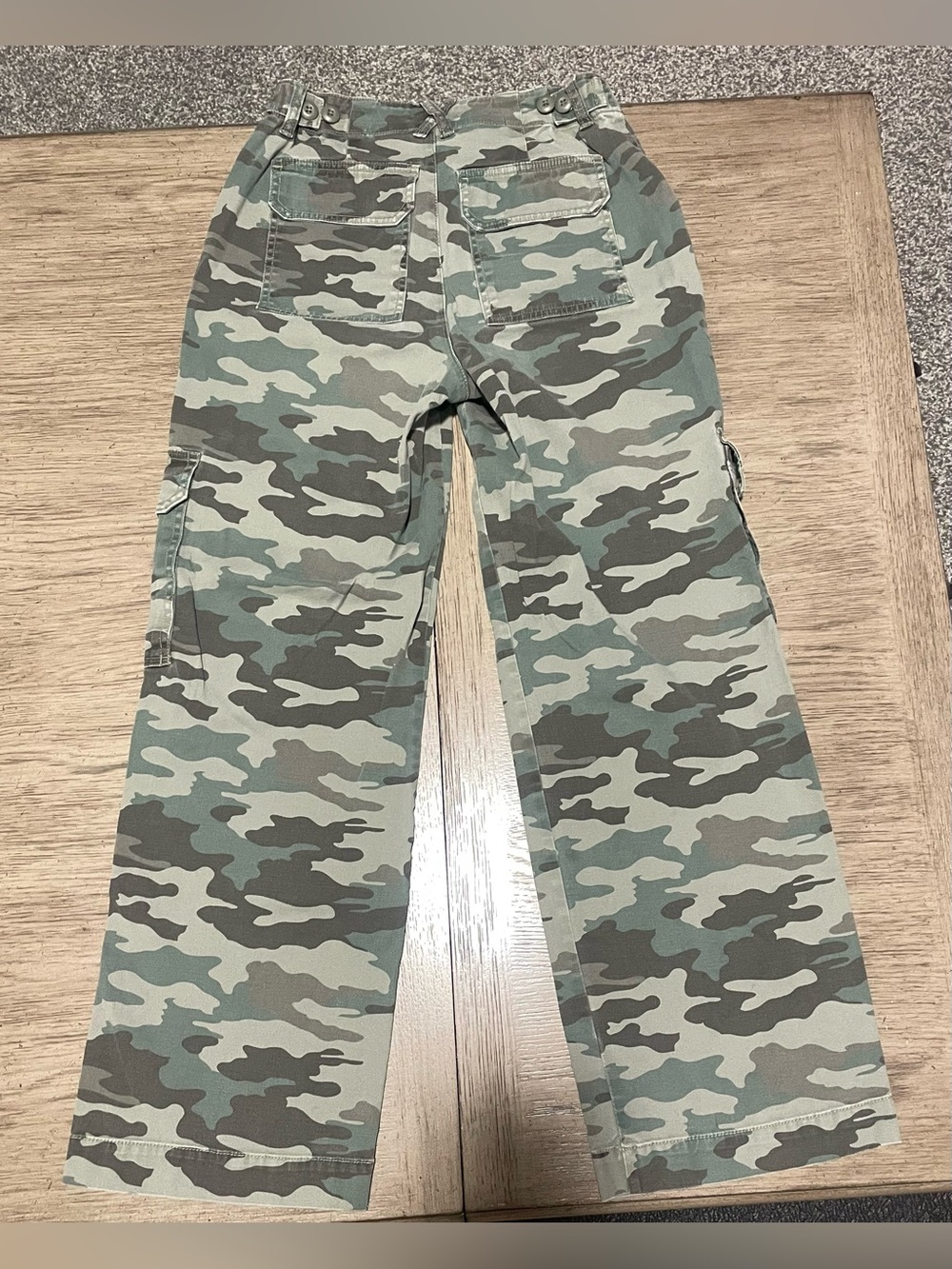 Universal Thread women’s camo cargo pants, size 4 - Picture 3 of 3